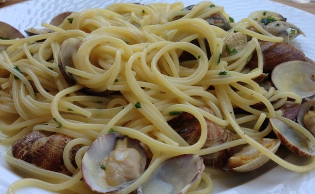 Espaguetis con almejas o spaghetti Alle Vongole Receta Facil